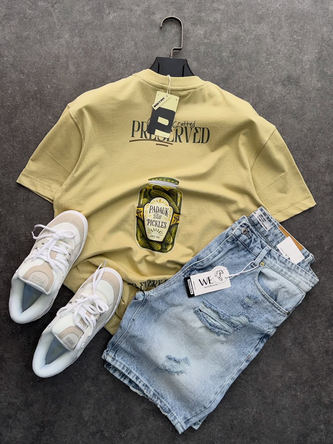 T-shirt + Short Jeans